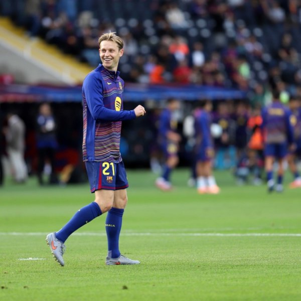 Mỗi đội: Barcelona và De Jong đã đạt được thỏa thuận gia hạn hợp đồng, với mức lương hàng năm giống 