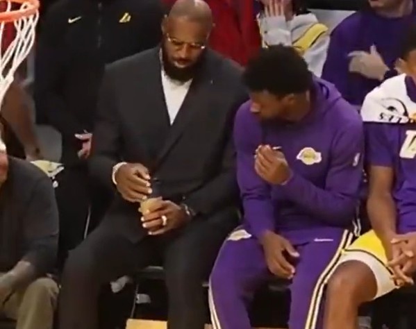 Curry: James chắc chắn muốn ch